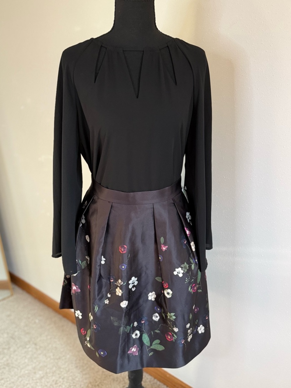 H&M Floral A-Line Skirt Size 8 Brown Pleated Satin